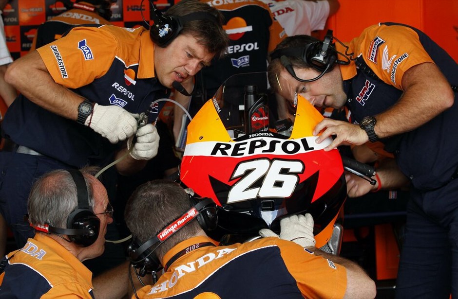 MotoGP: Οι ελεύθερες δοκιμές στο Μπρνο #13. Οι μηχανικοί της Repsol Honda παρατηρούν τη μοτοσικλέτα του Ντάνι Πεντρόζα κατά την διάρκεια των πρωϊνών ελεύθερων δοκιμών.