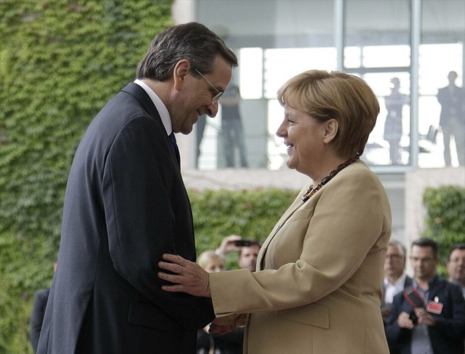 Η υποδοχή του κ. Α. Σαμαρά στο Βερολίνο #4. Mε στόχο την αποκατάσταση της αξιοπιστίας της χώρας και τη βελτίωση του γενικότερου κλίματος για την Ελλάδα, ο Πρωθυπουργός συναντάται αυτή την ώρα στο Βερολίνο με την καγκελάριο Μέρκελ. Η συνάντηση των δύο ηγετών άρχισε ακριβώς στις 12.45 ώρα Ελλάδος, με την επίσημη υποδοχή του Ελληνα πρωθυπουργού στην καγκελαρία. Αύριο Σάββατο, ο κ. Σαμαράς θα συναντηθεί με το Γάλλο πρόεδρο Φρανσουά Ολάντ στο Παρίσι (10.30 τοπική ώρα, 11.30 ώρα Ελλάδος).