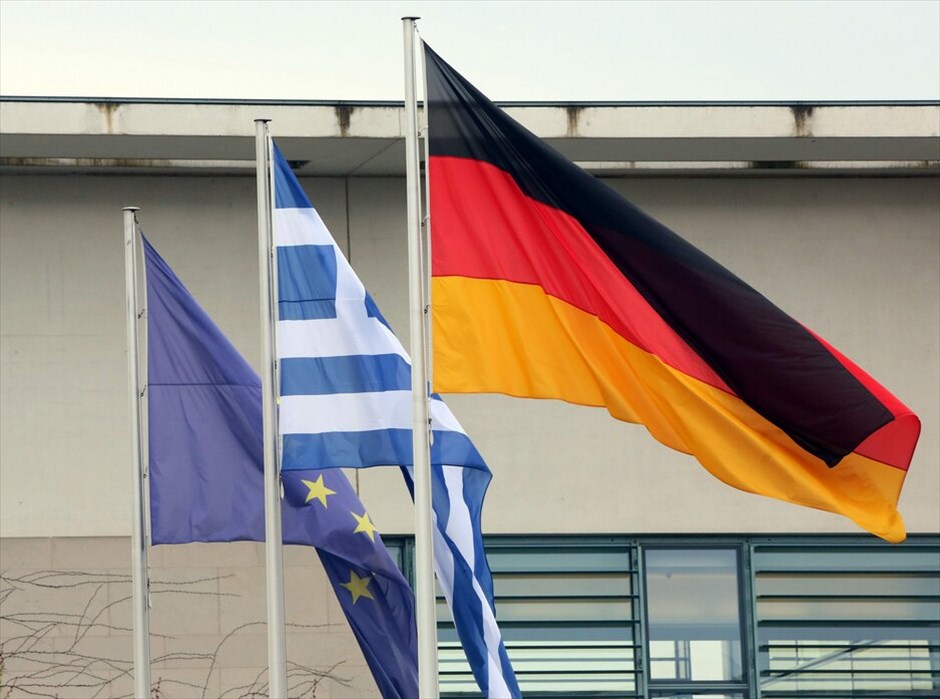 Η υποδοχή του κ. Α. Σαμαρά στο Βερολίνο #21. Mε στόχο την αποκατάσταση της αξιοπιστίας της χώρας και τη βελτίωση του γενικότερου κλίματος για την Ελλάδα, ο Πρωθυπουργός συναντάται αυτή την ώρα στο Βερολίνο με την καγκελάριο Μέρκελ. Η συνάντηση των δύο ηγετών άρχισε ακριβώς στις 12.45 ώρα Ελλάδος, με την επίσημη υποδοχή του Ελληνα πρωθυπουργού στην καγκελαρία. Αύριο Σάββατο, ο κ. Σαμαράς θα συναντηθεί με το Γάλλο πρόεδρο Φρανσουά Ολάντ στο Παρίσι (10.30 τοπική ώρα, 11.30 ώρα Ελλάδος).