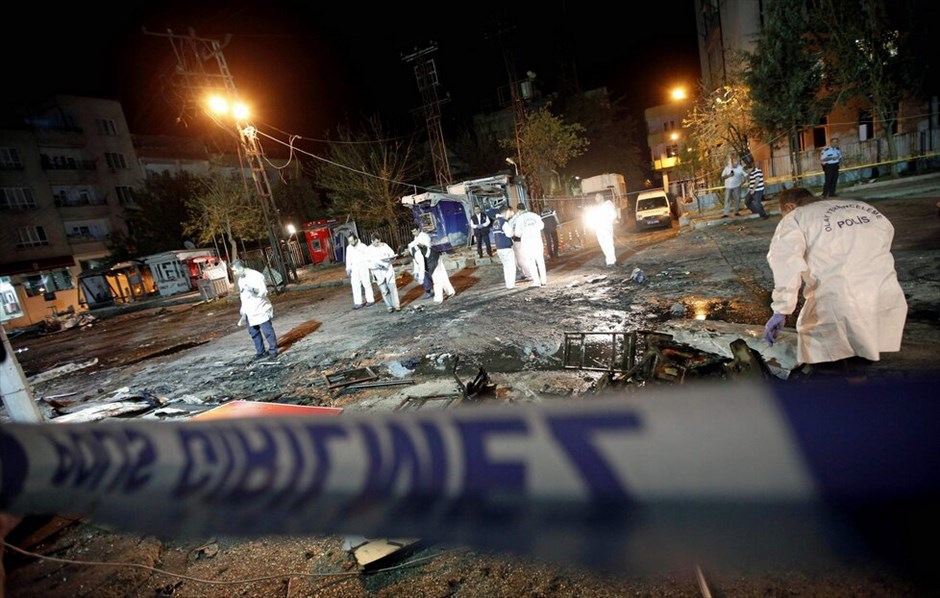 Τουρκία: Βομβιστική επίθεση με θύματα #3. Εννέα άνθρωποι βρήκαν τον θάνατο, χθες, ενώ περίπου 50 άλλοι τραυματίσθηκαν από έκρηξη βόμβας, που είχε τοποθετηθεί σε αυτοκίνητο στο κέντρο της πόλης Γκαζιαντέπ της νοτιοανατολικής Τουρκίας, κοντά στα σύνορα της χώρας με τη Συρία.Σύμφωνα με τον κυβερνήτη της πόλης Ερντάλ Ατά, ο εκρηκτικός μηχανισμός στο παγιδευμένο αυτοκίνητο πυροδοτήθηκε με τηλεχειρισμό.Η έκρηξη σημειώθηκε κοντά σε αστυνομικό τμήμα, και σύμφωνα με τις εικόνες των τηλεοπτικών δικτύων είχε επίσης ως αποτέλεσμα να προκληθεί πυρκαγιά σε πολλά αυτοκίνητα --μεταξύ αυτών και σε αστικό λεωφορείο.Κούρδοι αντάρτες δήλωσαν σήμερα ότι δεν ευθύνονται για την έκρηξη του παγιδευμένου αυτοκινήτου.