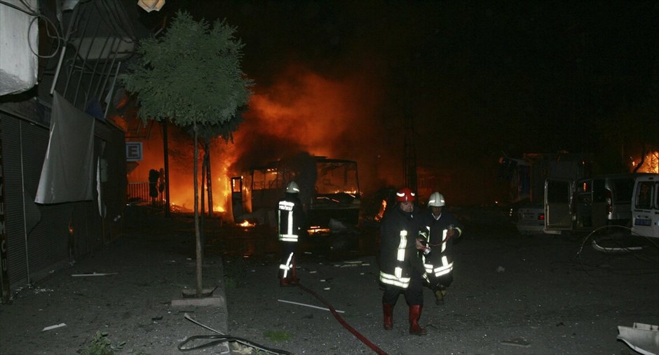 Τουρκία: Βομβιστική επίθεση με θύματα #7. Εννέα άνθρωποι βρήκαν τον θάνατο, χθες, ενώ περίπου 50 άλλοι τραυματίσθηκαν από έκρηξη βόμβας, που είχε τοποθετηθεί σε αυτοκίνητο στο κέντρο της πόλης Γκαζιαντέπ της νοτιοανατολικής Τουρκίας, κοντά στα σύνορα της χώρας με τη Συρία.Σύμφωνα με τον κυβερνήτη της πόλης Ερντάλ Ατά, ο εκρηκτικός μηχανισμός στο παγιδευμένο αυτοκίνητο πυροδοτήθηκε με τηλεχειρισμό.Η έκρηξη σημειώθηκε κοντά σε αστυνομικό τμήμα, και σύμφωνα με τις εικόνες των τηλεοπτικών δικτύων είχε επίσης ως αποτέλεσμα να προκληθεί πυρκαγιά σε πολλά αυτοκίνητα --μεταξύ αυτών και σε αστικό λεωφορείο.Κούρδοι αντάρτες δήλωσαν σήμερα ότι δεν ευθύνονται για την έκρηξη του παγιδευμένου αυτοκινήτου.