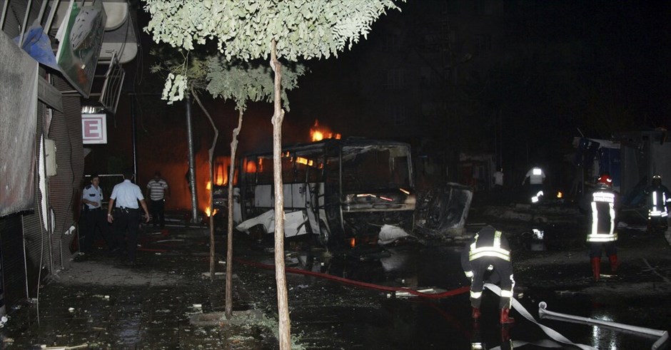 Τουρκία: Βομβιστική επίθεση με θύματα #8. Εννέα άνθρωποι βρήκαν τον θάνατο, χθες, ενώ περίπου 50 άλλοι τραυματίσθηκαν από έκρηξη βόμβας, που είχε τοποθετηθεί σε αυτοκίνητο στο κέντρο της πόλης Γκαζιαντέπ της νοτιοανατολικής Τουρκίας, κοντά στα σύνορα της χώρας με τη Συρία.Σύμφωνα με τον κυβερνήτη της πόλης Ερντάλ Ατά, ο εκρηκτικός μηχανισμός στο παγιδευμένο αυτοκίνητο πυροδοτήθηκε με τηλεχειρισμό.Η έκρηξη σημειώθηκε κοντά σε αστυνομικό τμήμα, και σύμφωνα με τις εικόνες των τηλεοπτικών δικτύων είχε επίσης ως αποτέλεσμα να προκληθεί πυρκαγιά σε πολλά αυτοκίνητα --μεταξύ αυτών και σε αστικό λεωφορείο.Κούρδοι αντάρτες δήλωσαν σήμερα ότι δεν ευθύνονται για την έκρηξη του παγιδευμένου αυτοκινήτου.