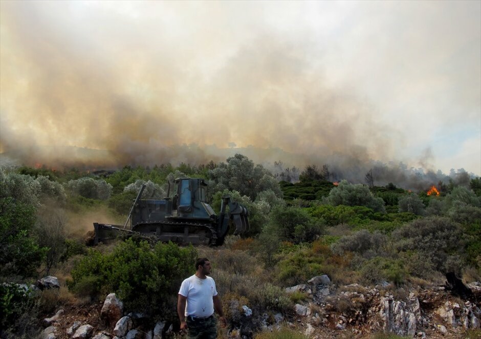 Μαίνεται για τρίτη ημέρα η φωτιά στη Χίο #1. Μαίνεται για τρίτη μέρα η πύρινη λαίλαπα στη Χίο, με το πιο επικίνδυνο μέτωπο αυτή την ώρα να είναι στο Πυργί. Στάχτη έχουν γίνει περίπου 70.000 στρέμματα καλλιεργειών και δασικής έκτασης, ενώ μεγάλη είναι η καταστροφή για τους μαστιχοκαλλιεργητές στα χωριά Λιθί, Ελάτα, Βέσσα και Αρμόλια. Χάρη στις υπεράνθρωπες προσπάθειες των πυροσβεστών ανακόπηκε νωρίτερα η πορεία του μετώπου από Αρμόλια προς Καλαμωτή. Δύσκολη είναι η κατάσταση στους Ολύμπους και το τρίτο μεγάλο μέτωπο βρίσκεται στην περιοχή της Παναγιάς Σικελιάς.