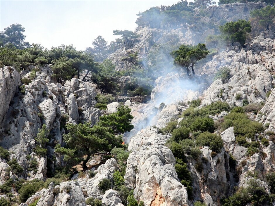 Μαίνεται για τρίτη ημέρα η φωτιά στη Χίο #6. Μαίνεται για τρίτη μέρα η πύρινη λαίλαπα στη Χίο, με το πιο επικίνδυνο μέτωπο αυτή την ώρα να είναι στο Πυργί. Στάχτη έχουν γίνει περίπου 70.000 στρέμματα καλλιεργειών και δασικής έκτασης, ενώ μεγάλη είναι η καταστροφή για τους μαστιχοκαλλιεργητές στα χωριά Λιθί, Ελάτα, Βέσσα και Αρμόλια. Χάρη στις υπεράνθρωπες προσπάθειες των πυροσβεστών ανακόπηκε νωρίτερα η πορεία του μετώπου από Αρμόλια προς Καλαμωτή. Δύσκολη είναι η κατάσταση στους Ολύμπους και το τρίτο μεγάλο μέτωπο βρίσκεται στην περιοχή της Παναγιάς Σικελιάς.