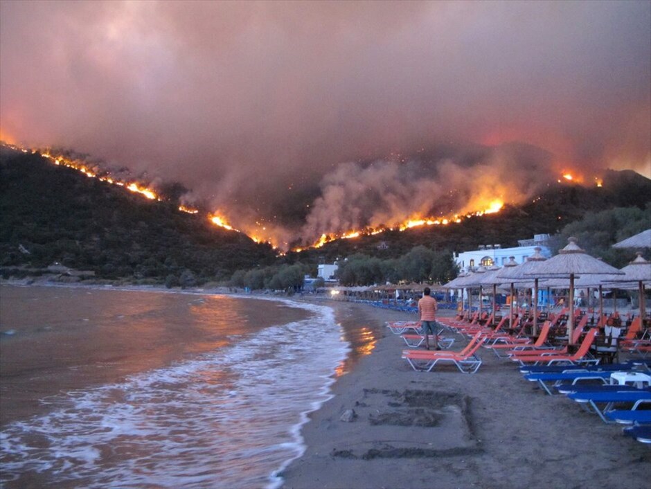 Μαίνεται για τρίτη ημέρα η φωτιά στη Χίο #9. Μαίνεται για τρίτη μέρα η πύρινη λαίλαπα στη Χίο, με το πιο επικίνδυνο μέτωπο αυτή την ώρα να είναι στο Πυργί. Στάχτη έχουν γίνει περίπου 70.000 στρέμματα καλλιεργειών και δασικής έκτασης, ενώ μεγάλη είναι η καταστροφή για τους μαστιχοκαλλιεργητές στα χωριά Λιθί, Ελάτα, Βέσσα και Αρμόλια. Χάρη στις υπεράνθρωπες προσπάθειες των πυροσβεστών ανακόπηκε νωρίτερα η πορεία του μετώπου από Αρμόλια προς Καλαμωτή. Δύσκολη είναι η κατάσταση στους Ολύμπους και το τρίτο μεγάλο μέτωπο βρίσκεται στην περιοχή της Παναγιάς Σικελιάς.