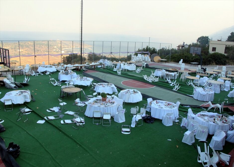 Μαίνεται για τρίτη ημέρα η φωτιά στη Χίο #10. Μαίνεται για τρίτη μέρα η πύρινη λαίλαπα στη Χίο, με το πιο επικίνδυνο μέτωπο αυτή την ώρα να είναι στο Πυργί. Στάχτη έχουν γίνει περίπου 70.000 στρέμματα καλλιεργειών και δασικής έκτασης, ενώ μεγάλη είναι η καταστροφή για τους μαστιχοκαλλιεργητές στα χωριά Λιθί, Ελάτα, Βέσσα και Αρμόλια. Χάρη στις υπεράνθρωπες προσπάθειες των πυροσβεστών ανακόπηκε νωρίτερα η πορεία του μετώπου από Αρμόλια προς Καλαμωτή. Δύσκολη είναι η κατάσταση στους Ολύμπους και το τρίτο μεγάλο μέτωπο βρίσκεται στην περιοχή της Παναγιάς Σικελιάς.