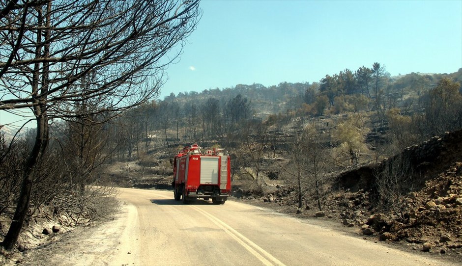 Μαίνεται για τρίτη ημέρα η φωτιά στη Χίο #16. Μαίνεται για τρίτη μέρα η πύρινη λαίλαπα στη Χίο, με το πιο επικίνδυνο μέτωπο αυτή την ώρα να είναι στο Πυργί. Στάχτη έχουν γίνει περίπου 70.000 στρέμματα καλλιεργειών και δασικής έκτασης, ενώ μεγάλη είναι η καταστροφή για τους μαστιχοκαλλιεργητές στα χωριά Λιθί, Ελάτα, Βέσσα και Αρμόλια. Χάρη στις υπεράνθρωπες προσπάθειες των πυροσβεστών ανακόπηκε νωρίτερα η πορεία του μετώπου από Αρμόλια προς Καλαμωτή. Δύσκολη είναι η κατάσταση στους Ολύμπους και το τρίτο μεγάλο μέτωπο βρίσκεται στην περιοχή της Παναγιάς Σικελιάς.