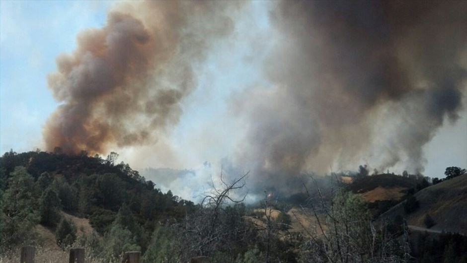 Πυρκαγιές μαίνονται τις δυτικές Ηνωμένες Πολιτείες #2. Πυροσβέστες στην πολιτεία Ουάσινγκτον των ΗΠΑ πασχίζουν να περιορίσουν μια πυρκαγιά που έχει καταστρέψει 60 σπίτια κι έχει απανθρακώσει πάνω από 80.930 στρέμματα ανάμεσα σε δύο εθνικούς δρυμούς ανατολικά της πρωτεύουσάς της, της Ολύμπιας. Οι κάτοικοι άλλων 400 κατοικιών απομακρύνθηκαν από τις εστίες τους στους λόφους ανάμεσα στις πόλεις Κλε Έλουμ και Έλενσμπεργκ, στην βορειοδυτική Ουάσινγκτον, στο ανατολικό άκρο της Οροσειράς Κασκέιντ. Η τεράστια πυρκαγιά συγκαταλέγεται στις πάνω από δώδεκα που μαίνονται στις δυτικές Ηνωμένες Πολιτείες, εν μέσω ενός κύματος καύσωνα. Συνολικά οι πυρκαγιές έχουν απανθρακώσει περίπου 930.000 στρέμματα εκτάσεων στις πολιτείες ¶ινταχο, Ουάσινγκτον και Καλιφόρνια.