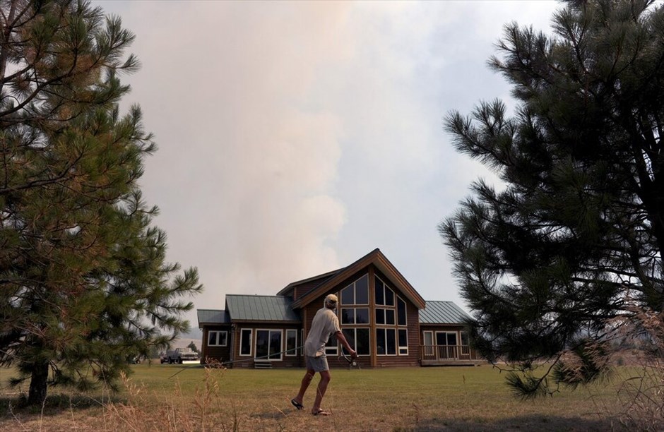 Πυρκαγιές μαίνονται τις δυτικές Ηνωμένες Πολιτείες #11. Πυροσβέστες στην πολιτεία Ουάσινγκτον των ΗΠΑ πασχίζουν να περιορίσουν μια πυρκαγιά που έχει καταστρέψει 60 σπίτια κι έχει απανθρακώσει πάνω από 80.930 στρέμματα ανάμεσα σε δύο εθνικούς δρυμούς ανατολικά της πρωτεύουσάς της, της Ολύμπιας. Οι κάτοικοι άλλων 400 κατοικιών απομακρύνθηκαν από τις εστίες τους στους λόφους ανάμεσα στις πόλεις Κλε Έλουμ και Έλενσμπεργκ, στην βορειοδυτική Ουάσινγκτον, στο ανατολικό άκρο της Οροσειράς Κασκέιντ. Η τεράστια πυρκαγιά συγκαταλέγεται στις πάνω από δώδεκα που μαίνονται στις δυτικές Ηνωμένες Πολιτείες, εν μέσω ενός κύματος καύσωνα. Συνολικά οι πυρκαγιές έχουν απανθρακώσει περίπου 930.000 στρέμματα εκτάσεων στις πολιτείες ¶ινταχο, Ουάσινγκτον και Καλιφόρνια.