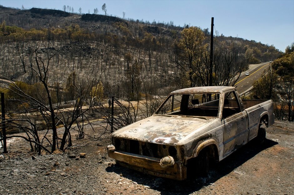 Πυρκαγιές μαίνονται τις δυτικές Ηνωμένες Πολιτείες #16. Πυροσβέστες στην πολιτεία Ουάσινγκτον των ΗΠΑ πασχίζουν να περιορίσουν μια πυρκαγιά που έχει καταστρέψει 60 σπίτια κι έχει απανθρακώσει πάνω από 80.930 στρέμματα ανάμεσα σε δύο εθνικούς δρυμούς ανατολικά της πρωτεύουσάς της, της Ολύμπιας. Οι κάτοικοι άλλων 400 κατοικιών απομακρύνθηκαν από τις εστίες τους στους λόφους ανάμεσα στις πόλεις Κλε Έλουμ και Έλενσμπεργκ, στην βορειοδυτική Ουάσινγκτον, στο ανατολικό άκρο της Οροσειράς Κασκέιντ. Η τεράστια πυρκαγιά συγκαταλέγεται στις πάνω από δώδεκα που μαίνονται στις δυτικές Ηνωμένες Πολιτείες, εν μέσω ενός κύματος καύσωνα. Συνολικά οι πυρκαγιές έχουν απανθρακώσει περίπου 930.000 στρέμματα εκτάσεων στις πολιτείες ¶ινταχο, Ουάσινγκτον και Καλιφόρνια.