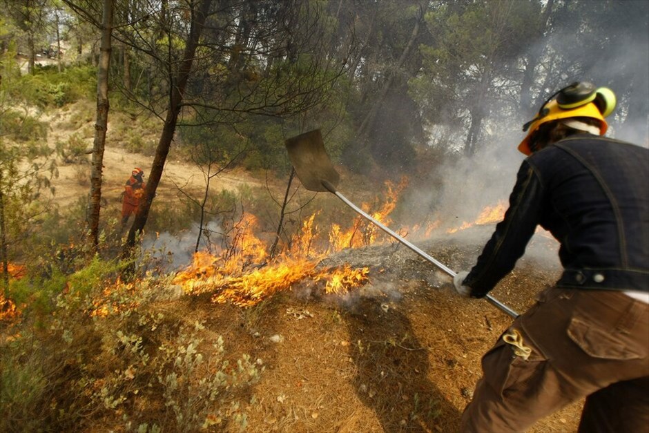Πύρινα μέτωπα με θύματα στην Ισπανία #1. Εκτός ελέγχου μαίνονται τα πύρινα μέτωπα στα Κανάρια Νησιά, στην Ισπανία,με περισσότερους από 4.000 κατοίκους να έχουν απομακρυνθεί από τα σπίτια τους στην Γκομέρα και στην Τενερίφη. Oι φλόγες έχουν κατακάψει εκατοντάδες στρέμματα δασικών εκτάσεων και δεν άφησαν αλώβητο ούτε το ανεκτίμητης αξίας φυσικό πάρκο του Γκαραχονάι της Γκομέρα, το ένα δέκατο του οποίου έχει καταστραφεί. Δύο πυροσβέστες ήδη έχουν χάσει τη ζωή τους το τελευταίο 24ωρο.