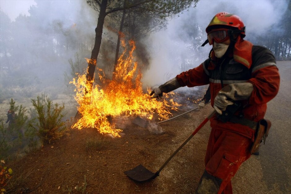 Πύρινα μέτωπα με θύματα στην Ισπανία #2. Εκτός ελέγχου μαίνονται τα πύρινα μέτωπα στα Κανάρια Νησιά, στην Ισπανία,με περισσότερους από 4.000 κατοίκους να έχουν απομακρυνθεί από τα σπίτια τους στην Γκομέρα και στην Τενερίφη. Oι φλόγες έχουν κατακάψει εκατοντάδες στρέμματα δασικών εκτάσεων και δεν άφησαν αλώβητο ούτε το ανεκτίμητης αξίας φυσικό πάρκο του Γκαραχονάι της Γκομέρα, το ένα δέκατο του οποίου έχει καταστραφεί. Δύο πυροσβέστες ήδη έχουν χάσει τη ζωή τους το τελευταίο 24ωρο.
