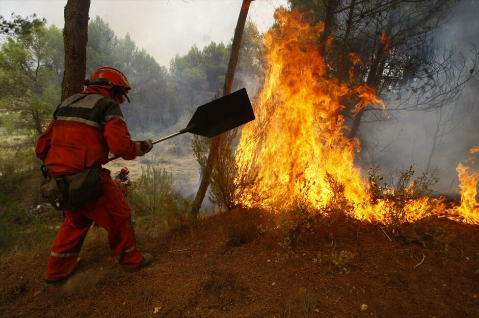 Πύρινα μέτωπα με θύματα στην Ισπανία #4. Εκτός ελέγχου μαίνονται τα πύρινα μέτωπα στα Κανάρια Νησιά, στην Ισπανία,με περισσότερους από 4.000 κατοίκους να έχουν απομακρυνθεί από τα σπίτια τους στην Γκομέρα και στην Τενερίφη. Oι φλόγες έχουν κατακάψει εκατοντάδες στρέμματα δασικών εκτάσεων και δεν άφησαν αλώβητο ούτε το ανεκτίμητης αξίας φυσικό πάρκο του Γκαραχονάι της Γκομέρα, το ένα δέκατο του οποίου έχει καταστραφεί. Δύο πυροσβέστες ήδη έχουν χάσει τη ζωή τους το τελευταίο 24ωρο.
