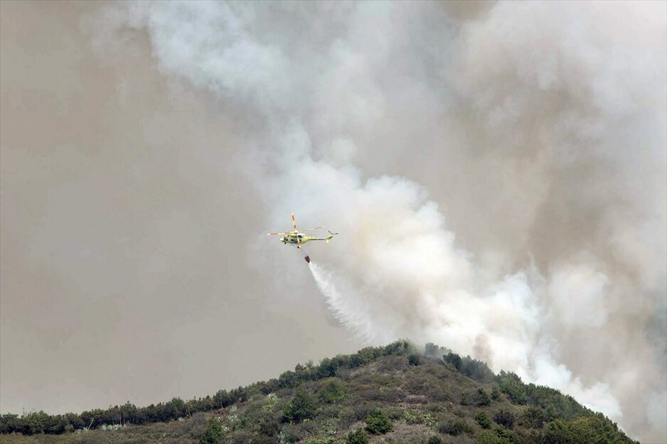 Πύρινα μέτωπα με θύματα στην Ισπανία #15. Εκτός ελέγχου μαίνονται τα πύρινα μέτωπα στα Κανάρια Νησιά, στην Ισπανία,με περισσότερους από 4.000 κατοίκους να έχουν απομακρυνθεί από τα σπίτια τους στην Γκομέρα και στην Τενερίφη. Oι φλόγες έχουν κατακάψει εκατοντάδες στρέμματα δασικών εκτάσεων και δεν άφησαν αλώβητο ούτε το ανεκτίμητης αξίας φυσικό πάρκο του Γκαραχονάι της Γκομέρα, το ένα δέκατο του οποίου έχει καταστραφεί. Δύο πυροσβέστες ήδη έχουν χάσει τη ζωή τους το τελευταίο 24ωρο.