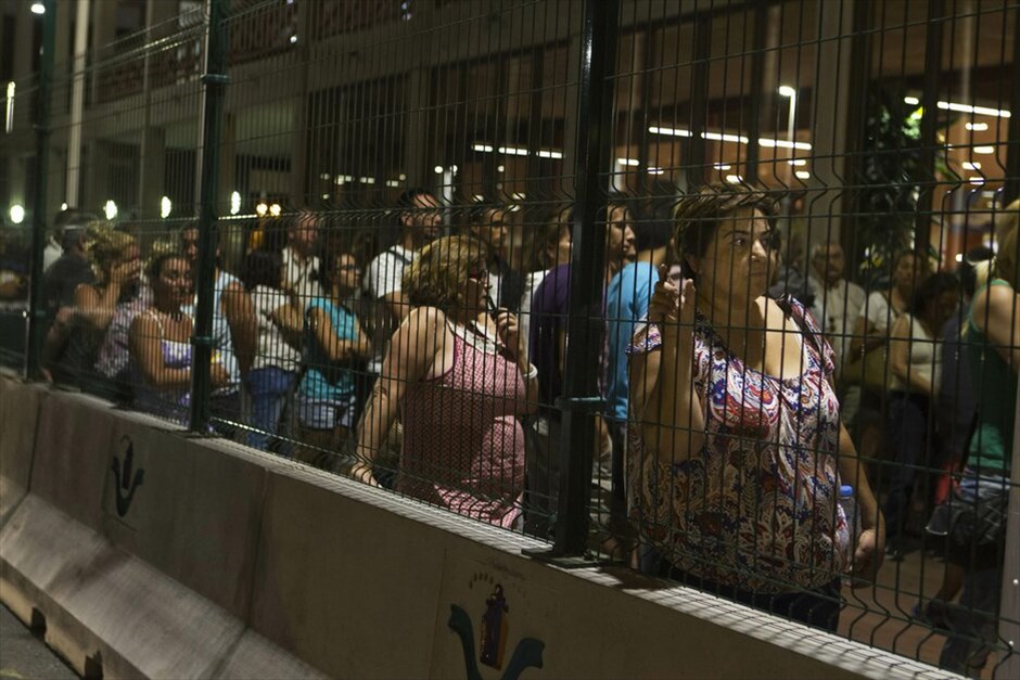 Πύρινα μέτωπα με θύματα στην Ισπανία #19. Εκτός ελέγχου μαίνονται τα πύρινα μέτωπα στα Κανάρια Νησιά, στην Ισπανία,με περισσότερους από 4.000 κατοίκους να έχουν απομακρυνθεί από τα σπίτια τους στην Γκομέρα και στην Τενερίφη. Oι φλόγες έχουν κατακάψει εκατοντάδες στρέμματα δασικών εκτάσεων και δεν άφησαν αλώβητο ούτε το ανεκτίμητης αξίας φυσικό πάρκο του Γκαραχονάι της Γκομέρα, το ένα δέκατο του οποίου έχει καταστραφεί. Δύο πυροσβέστες ήδη έχουν χάσει τη ζωή τους το τελευταίο 24ωρο.