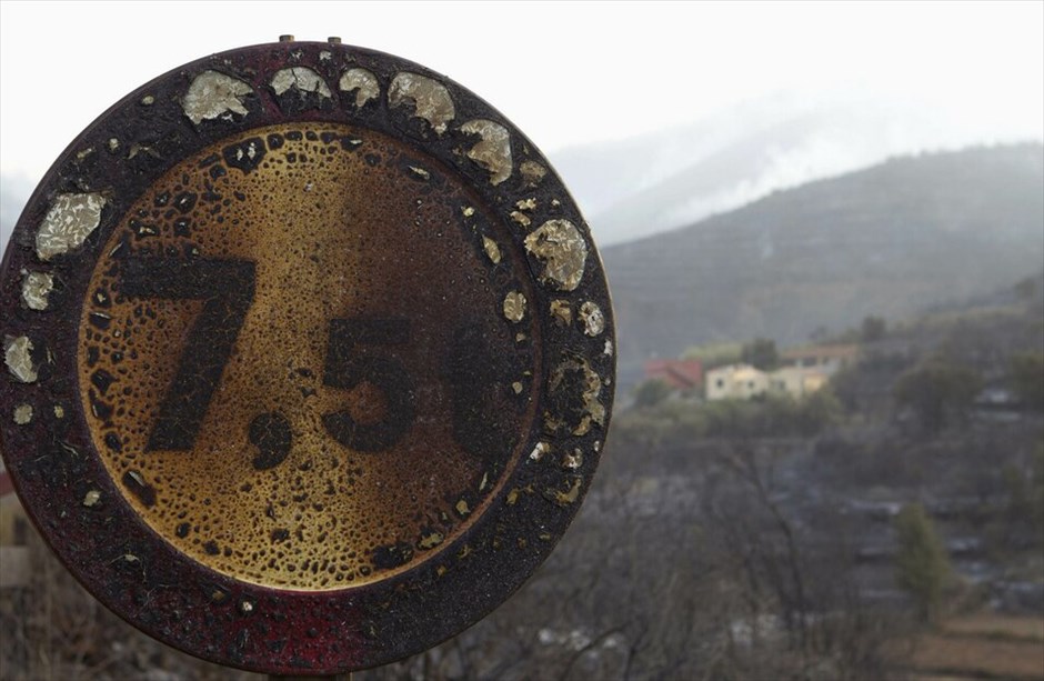 Πύρινα μέτωπα με θύματα στην Ισπανία #21. Εκτός ελέγχου μαίνονται τα πύρινα μέτωπα στα Κανάρια Νησιά, στην Ισπανία,με περισσότερους από 4.000 κατοίκους να έχουν απομακρυνθεί από τα σπίτια τους στην Γκομέρα και στην Τενερίφη. Oι φλόγες έχουν κατακάψει εκατοντάδες στρέμματα δασικών εκτάσεων και δεν άφησαν αλώβητο ούτε το ανεκτίμητης αξίας φυσικό πάρκο του Γκαραχονάι της Γκομέρα, το ένα δέκατο του οποίου έχει καταστραφεί. Δύο πυροσβέστες ήδη έχουν χάσει τη ζωή τους το τελευταίο 24ωρο.
