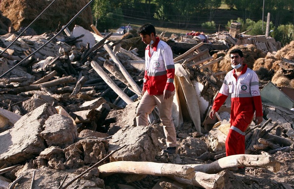 Εκατοντάδες τα θύματα από τους σεισμούς στο Ιράν #10. Αυξάνεται δραματικά όσο περνούν οι ώρες ο αριθμός των θυμάτων από τις δύο ισχυρές σεισμικές δονήσεις που σημειώθηκαν χθες στο βορειοανατολικό Ιραν. Σύμφωνα με νεώτερο απολογισμό, έχουν καταγραφεί τουλάχιστον 250 νεκροί και 1.800 τραυματίες, ενώ εκφράζονται φόβοι ότι ο αριθμός των θυμάτων θα είναι πολύ μεγαλύτερος καθώς πολλοί τραυματίες νοσηλεύονται σε κρίσιμη κατάσταση και πολλοί άλλοι παραμένουν εγκλωβισμένοι στα ερείπια ή αγνοούνται. Κατά τη διάρκεια της νύχτας σημειώθηκαν περισσότεροι από 40 μετασεισμοί, αναγκάζοντας χιλιάδες κατοίκους να κοιμηθούν σε πρόχειρους καταυλισμούς ή ακόμη και στους δρόμους.