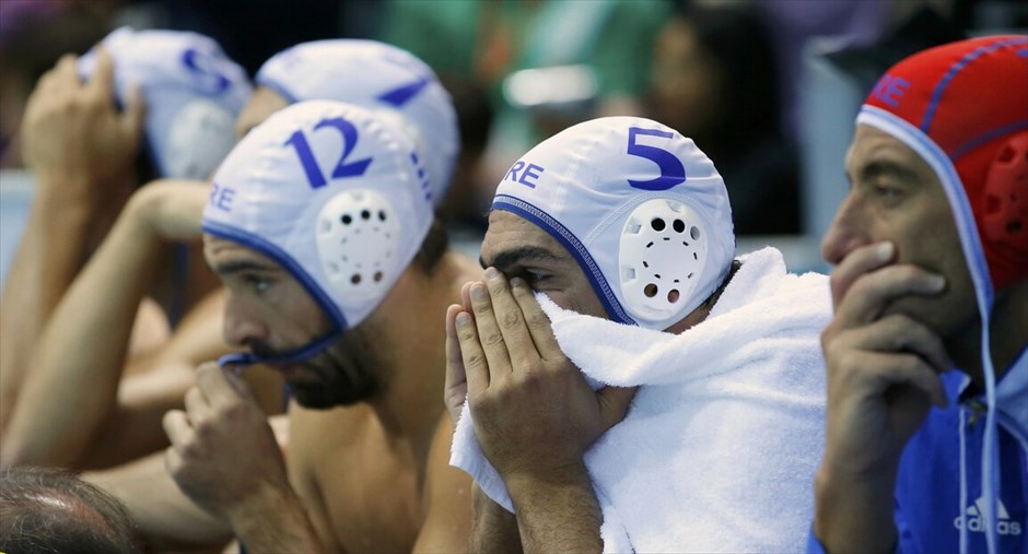 Ολυμπιακοί Αγώνες: Δέκατη ημέρα #5. Η εθνική ομάδα πόλο των Ανδρών ηττήθηκε με 13-8 στον αγώνα-«τελικό» από την Αυστραλία, στην τελευταία αναμέτρησή της στον Α΄ όμιλο του Ολυμπιακού τουρνουά, τερμάτισε στην 5η θέση και αποκλείστηκε από τη συνέχεια της διοργάνωσης. Το αντιπροσωπευτικό συγκρότημα πραγματοποίησε τη χειρότερη εμφάνισή του στο Λονδίνο, σε έναν αγώνα που και η ισοπαλία θα έστελνε τη «γαλανόλευκη» ομάδα στα προημιτελικά, όπως ήταν και ο στόχος που είχε τεθεί.