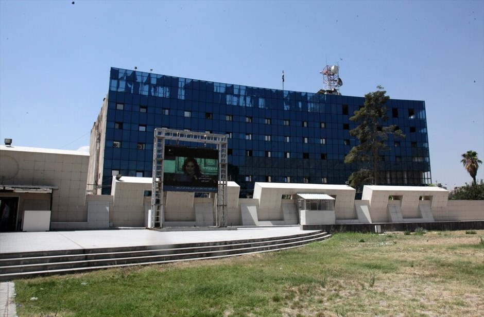 Συρία: Βομβιστική επίθεση σε κτήριο της κρατικής τηλεόρασης #1. Βόμβα εξερράγη στον τρίτο όροφο κτηρίου της συριακής κρατικής τηλεόρασης και ραδιοφώνου στη Δαμασκό, με αποτέλεσμα να τραυματιστούν τρεις άνθρωποι, όπως μετέδωσε η κρατική τηλεόραση.