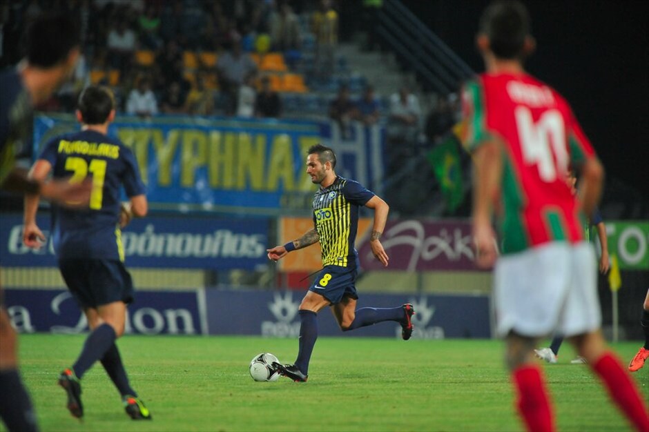 Europa League: Στιγμιότυπα από τον αγώνα Αστέρας Τρίπολης - Μαριτίμο #2. Ο Αστέρας Τρίπολης αναδείχθηκε ισόπαλος 1-1 με την Μαρίτιμο στον πρώτο αγώνα του Γ΄ προκριματικού γύρου του Γιουρόπα Λιγκ και δυσκολεύει αφάνταστα η υπόθεση πρόκριση στα πλέι οφ της διοργάνωσης. Η ομάδα της Αρκαδίας ήταν αρκετά καλή στο μεγαλύτερο διάστημα του αγώνα, ωστόσο, «προδόθηκε» από ένα στιγμιαίο λάθος της άμυνας κι έτσι σε μία εβδομάδα στην Πορτογαλία (9/08) θα πρέπει να πετύχει οπωσδήποτε γκολ και να μην χάσει, προκειμένου να βρεθεί στην κλήρωση της φάσης των πλέι οφ.