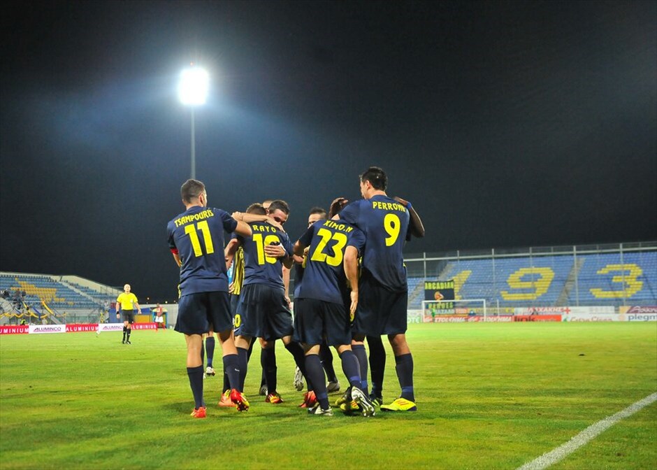 Europa League: Στιγμιότυπα από τον αγώνα Αστέρας Τρίπολης - Μαριτίμο #10. Ο Αστέρας Τρίπολης αναδείχθηκε ισόπαλος 1-1 με την Μαρίτιμο στον πρώτο αγώνα του Γ΄ προκριματικού γύρου του Γιουρόπα Λιγκ και δυσκολεύει αφάνταστα η υπόθεση πρόκριση στα πλέι οφ της διοργάνωσης. Η ομάδα της Αρκαδίας ήταν αρκετά καλή στο μεγαλύτερο διάστημα του αγώνα, ωστόσο, «προδόθηκε» από ένα στιγμιαίο λάθος της άμυνας κι έτσι σε μία εβδομάδα στην Πορτογαλία (9/08) θα πρέπει να πετύχει οπωσδήποτε γκολ και να μην χάσει, προκειμένου να βρεθεί στην κλήρωση της φάσης των πλέι οφ.