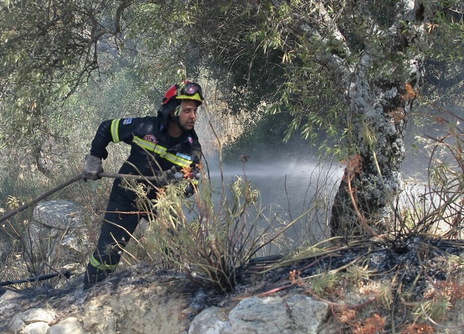 Μαίνεται η φωτιά στην Κρήτη #6. Σε πύρινο κλοιό παραμένει η Κρήτη, με τα μέτωπα της φωτιάς να εξαπλώνονται σε Ηράκλειο και Ρέθυμνο. Οι αρχές προχώρησαν στην εκκένωση χωριών στο δήμο Βιάννου Ηρακλείου εξαιτίας μεγάλης πυρκαγιάς που βρίσκεται σε εξέλιξη στην περιοχή, καίγοντας χορτολιβαδική έκταση. Τα ξημερώματα εκκενώθηκε η Κάτω Βιάννος και τμήμα του χωριού Χόνδρος, ενώ προληπτικά εκκενώθηκε και το χωριό Μάρθα.