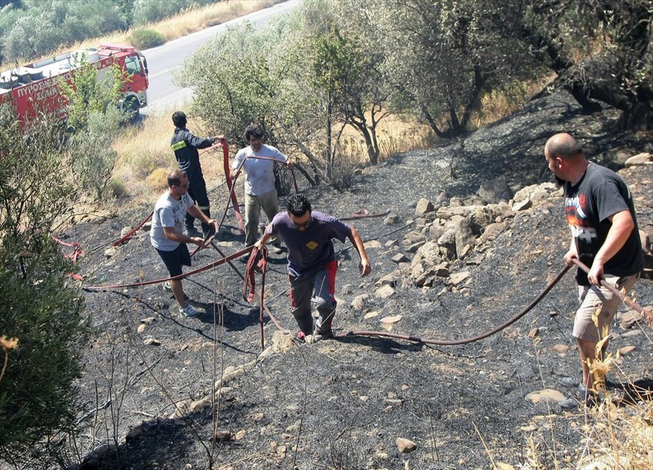 Μαίνεται η φωτιά στην Κρήτη #8. Σε πύρινο κλοιό παραμένει η Κρήτη, με τα μέτωπα της φωτιάς να εξαπλώνονται σε Ηράκλειο και Ρέθυμνο. Οι αρχές προχώρησαν στην εκκένωση χωριών στο δήμο Βιάννου Ηρακλείου εξαιτίας μεγάλης πυρκαγιάς που βρίσκεται σε εξέλιξη στην περιοχή, καίγοντας χορτολιβαδική έκταση. Τα ξημερώματα εκκενώθηκε η Κάτω Βιάννος και τμήμα του χωριού Χόνδρος, ενώ προληπτικά εκκενώθηκε και το χωριό Μάρθα.