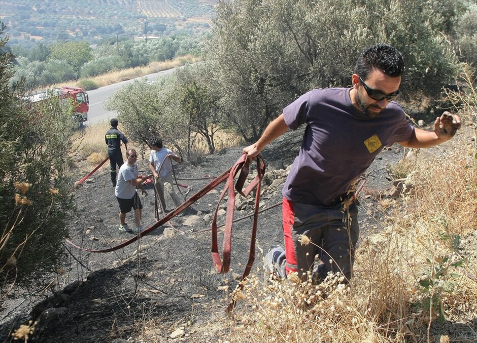 Μαίνεται η φωτιά στην Κρήτη #9. Σε πύρινο κλοιό παραμένει η Κρήτη, με τα μέτωπα της φωτιάς να εξαπλώνονται σε Ηράκλειο και Ρέθυμνο. Οι αρχές προχώρησαν στην εκκένωση χωριών στο δήμο Βιάννου Ηρακλείου εξαιτίας μεγάλης πυρκαγιάς που βρίσκεται σε εξέλιξη στην περιοχή, καίγοντας χορτολιβαδική έκταση. Τα ξημερώματα εκκενώθηκε η Κάτω Βιάννος και τμήμα του χωριού Χόνδρος, ενώ προληπτικά εκκενώθηκε και το χωριό Μάρθα.