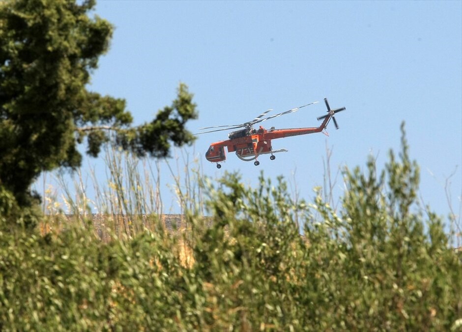 Μαίνεται η φωτιά στην Κρήτη #12. Σε πύρινο κλοιό παραμένει η Κρήτη, με τα μέτωπα της φωτιάς να εξαπλώνονται σε Ηράκλειο και Ρέθυμνο. Οι αρχές προχώρησαν στην εκκένωση χωριών στο δήμο Βιάννου Ηρακλείου εξαιτίας μεγάλης πυρκαγιάς που βρίσκεται σε εξέλιξη στην περιοχή, καίγοντας χορτολιβαδική έκταση. Τα ξημερώματα εκκενώθηκε η Κάτω Βιάννος και τμήμα του χωριού Χόνδρος, ενώ προληπτικά εκκενώθηκε και το χωριό Μάρθα.