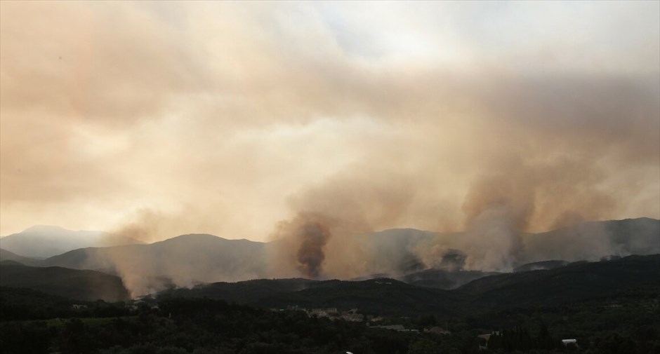 Μαίνεται η πυρκαγιά στην Ισπανία #7. Εκτός ελέγχου η πυρκαγιά που μαίνεται από την Κυριακή στη βορειοανατολική Ισπανία, κοντά στα σύνορα με τη Γαλλία και έχει στοιχίσει τη ζωή τριών Γάλλων και ενός Ισπανού. Οι ισχυροί άνεμοι δυσχεραίνουν το έργο της κατάσβεσης, στο οποίο συμμετέχουν ισχυρές πυροσβεστικές δυνάμεις, αεροσκάφη και ελικόπτερα. Το μέγεθος της πυρκαγιάς είναι τέτοιο που οι μαύροι καπνοί ήταν ορατοί χθες από τη Βαρκελώνη, σε απόσταση τουλάχιστον 150 χλμ.Τέσσερις Γάλλοι μεταξύ των οποίων ένας πατέρας και η μικρή του κόρη είναι τα θύματα της τεράστιας πυρκαγιάς που μαίνεται στη βορειοανατολική Ισπανία, κοντά στα σύνορα με τη Γαλλία, ανακοίνωσαν οι ισπανικές αρχές. Εκπρόσωπος των πυροσβεστών πρόσθεσε ότι εκατό άνθρωποι τραυματίστηκαν ελαφρά και χαρακτήρισε την κατάσταση «πολύ σοβαρή».