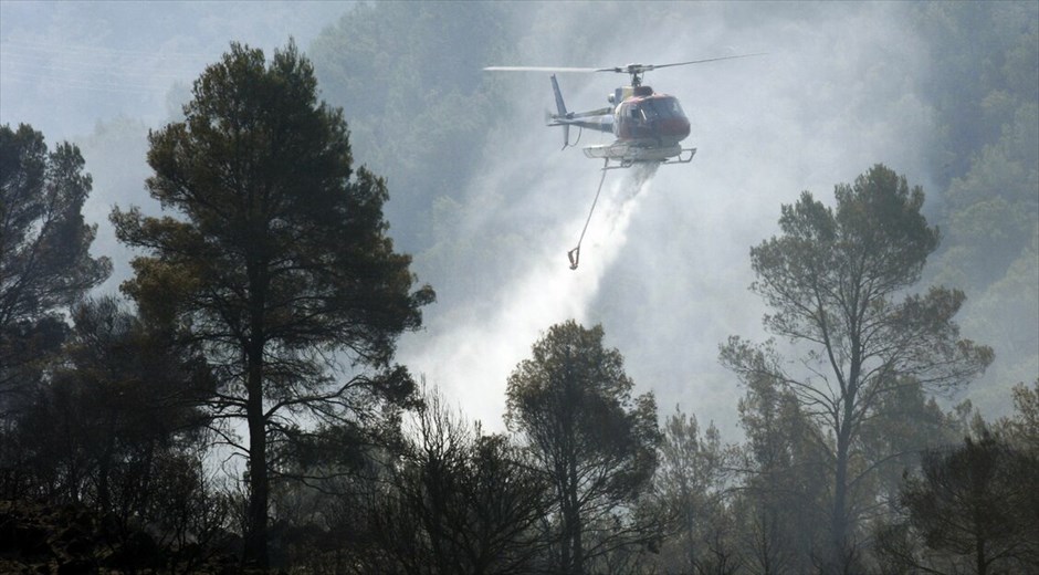 Μαίνεται η πυρκαγιά στην Ισπανία #19. Εκτός ελέγχου η πυρκαγιά που μαίνεται από την Κυριακή στη βορειοανατολική Ισπανία, κοντά στα σύνορα με τη Γαλλία και έχει στοιχίσει τη ζωή τριών Γάλλων και ενός Ισπανού. Οι ισχυροί άνεμοι δυσχεραίνουν το έργο της κατάσβεσης, στο οποίο συμμετέχουν ισχυρές πυροσβεστικές δυνάμεις, αεροσκάφη και ελικόπτερα. Το μέγεθος της πυρκαγιάς είναι τέτοιο που οι μαύροι καπνοί ήταν ορατοί χθες από τη Βαρκελώνη, σε απόσταση τουλάχιστον 150 χλμ.Τέσσερις Γάλλοι μεταξύ των οποίων ένας πατέρας και η μικρή του κόρη είναι τα θύματα της τεράστιας πυρκαγιάς που μαίνεται στη βορειοανατολική Ισπανία, κοντά στα σύνορα με τη Γαλλία, ανακοίνωσαν οι ισπανικές αρχές. Εκπρόσωπος των πυροσβεστών πρόσθεσε ότι εκατό άνθρωποι τραυματίστηκαν ελαφρά και χαρακτήρισε την κατάσταση «πολύ σοβαρή».