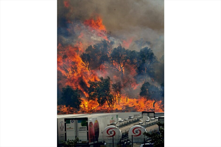 Μαίνεται η πυρκαγιά στην Ισπανία #24. EPA/ROBIN TOWNSEND