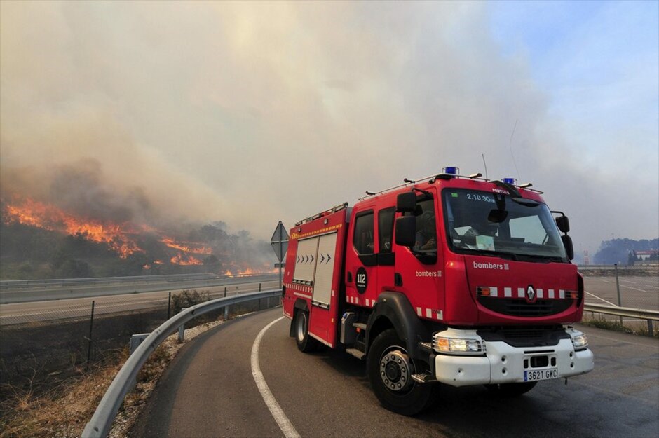 Μαίνεται η πυρκαγιά στην Ισπανία #25. Εκτός ελέγχου η πυρκαγιά που μαίνεται από την Κυριακή στη βορειοανατολική Ισπανία, κοντά στα σύνορα με τη Γαλλία και έχει στοιχίσει τη ζωή τριών Γάλλων και ενός Ισπανού. Οι ισχυροί άνεμοι δυσχεραίνουν το έργο της κατάσβεσης, στο οποίο συμμετέχουν ισχυρές πυροσβεστικές δυνάμεις, αεροσκάφη και ελικόπτερα. Το μέγεθος της πυρκαγιάς είναι τέτοιο που οι μαύροι καπνοί ήταν ορατοί χθες από τη Βαρκελώνη, σε απόσταση τουλάχιστον 150 χλμ.Τέσσερις Γάλλοι μεταξύ των οποίων ένας πατέρας και η μικρή του κόρη είναι τα θύματα της τεράστιας πυρκαγιάς που μαίνεται στη βορειοανατολική Ισπανία, κοντά στα σύνορα με τη Γαλλία, ανακοίνωσαν οι ισπανικές αρχές. Εκπρόσωπος των πυροσβεστών πρόσθεσε ότι εκατό άνθρωποι τραυματίστηκαν ελαφρά και χαρακτήρισε την κατάσταση «πολύ σοβαρή».