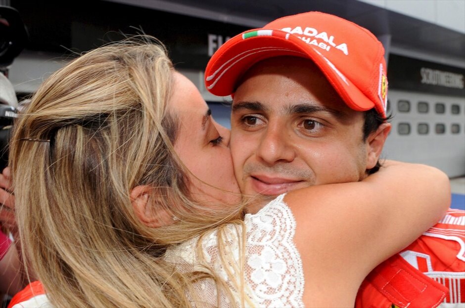 Οι γυναίκες των πιλότων της F1 #1. Η στιλίστρια Αννα Ραφαέλα Μπάσι είναι η σύζυγος και το στήριγμα του Φελίπε Μάσα. Εκείνη του συμπαραστάθηκε όταν έχασε το παγκόσμιο πρωτάθλημα για μόλις έναν βαθμό από τον Λιούις Χάμιλτον το 2008 αλλά και στο τρομακτικό ατύχημα που υπέστη ο Βραζιλιάνος τον Ιούλιο του 2009 στις κατατακτήριες δοκιμές του GP της Ουγγαρίας. Γνωρίστηκαν πριν από πολλά χρόνια, όταν ο Μάσα είχε φύγει από την Sauber (το 2005), σε ένα φιλικό σπίτι δίπλα στην θάλασσα μέσω ενός φιλικού ζευγαριού. Παντρεύτηκαν στις 30 Νοεμβρίου του 2007 στο Σάο Πάολο και έκτοτε συνεχίζουν μαζί.