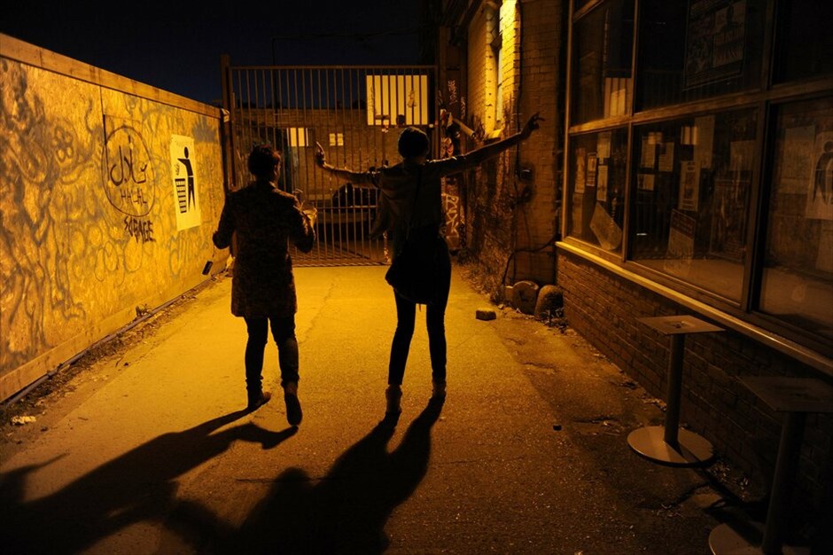 Χάκνεϊ Γουίκ: To πολιτισμικό κέντρο του ανατολικού Λονδίνου #18. Το Λονδίνο έχει μεταμορφωθεί πλήρως ενόψει των Ολυμπιακών Αγώνων. Με αφορμή αυτό το κορυφαίο αθλητικό γεγονός, μπορεί να ανακαλύψει κανείς μερικά «κρυφά» σημεία της βρετανικής πρωτεύουσας που κρύβουν πολλά μυστικά. Ενα από αυτά είναι και το παλιό, ιστορικό Χάκνεϊ Γουίκ (Hackney Wick) που συνορεύει με το Ολυμπιακό Πάρκο. Εκεί που τα παλαιά ερειπωμένα εργοστάσια της βιομηχανικής ζώνης δίνουν πλέον τις θέσεις τους στα καλλιτεχνικά στούντιο, παμπ και μοδάτα ατελιέ. Το Χάκνεϊ Γουίκ έχει μετατραπεί σε ένα ταχύτατα αναπτυσσόμενο πολιτισμικό κέντρο για καλλιτέχνες και μουσικούς στο ανατολικό Λονδίνο που προτιμούν ιδίως οι νέοι.