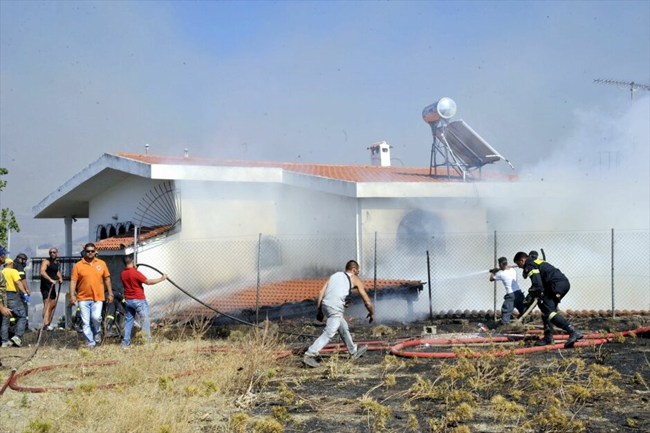 Mεγάλη δασική πυρκαγιά στην Κερατέα #8. Σε εξέλιξη βρίσκεται μεγάλη δασική πυρκαγιά που εκδηλώθηκε το μεσημέρι στην Κερατέα. Η φωτιά μαίνεται στην περιοχή του Διονύσου και απειλεί σπίτια στους οικισμούς Τρέπες και Δασκαλειό, ενώ έχουν προκληθεί ζημιές σε πέντε κατοικίες. Ενισχύθηκαν οι πυροσβεστικές δυνάμεις.