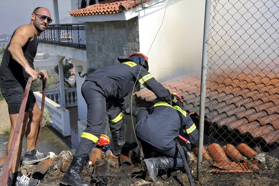 Mεγάλη δασική πυρκαγιά στην Κερατέα #11. Σε εξέλιξη βρίσκεται μεγάλη δασική πυρκαγιά που εκδηλώθηκε το μεσημέρι στην Κερατέα. Η φωτιά μαίνεται στην περιοχή του Διονύσου και απειλεί σπίτια στους οικισμούς Τρέπες και Δασκαλειό, ενώ έχουν προκληθεί ζημιές σε πέντε κατοικίες. Ενισχύθηκαν οι πυροσβεστικές δυνάμεις.