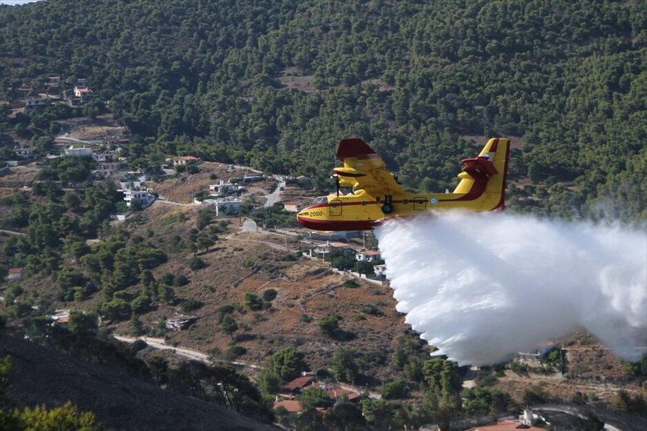Mεγάλη δασική πυρκαγιά στην Κερατέα #15. Σε εξέλιξη βρίσκεται μεγάλη δασική πυρκαγιά που εκδηλώθηκε το μεσημέρι στην Κερατέα. Η φωτιά μαίνεται στην περιοχή του Διονύσου και απειλεί σπίτια στους οικισμούς Τρέπες και Δασκαλειό, ενώ έχουν προκληθεί ζημιές σε πέντε κατοικίες. Ενισχύθηκαν οι πυροσβεστικές δυνάμεις.