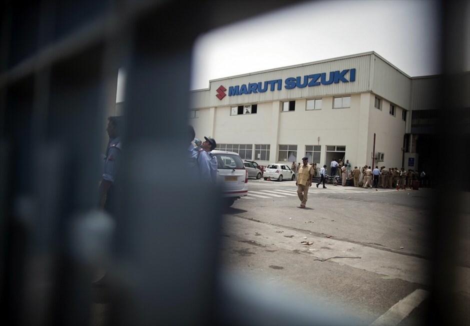 Ινδία: Αιματηρά επεισόδια σε εργοστάσιο αυτοκινήτων #5. Ενας άνθρωπος κάηκε ζωντανός και περισσότεροι από 40 τραυματίσθηκαν σε εργοστάσιο της ινδικής αυτοκινητοβιομηχανίας Maruti Suzuki κοντά στο Νέο Δελχί μετά από ταραχές. Εκανατοντάδες αστυνομικοί περιφρουρούν το εργοστάσιο και 88 άτομα συνελήφθησαν. Σύμφωνα με την Μaruti Suzuki, τα επεισόδια ξεκίνησαν χθες το πρωί όταν ένας εργάτης ξυλοκόπησε έναν επιστάτη. Τα συνδικάτα δε δέχθηκαν την τιμωρία του και εμπόδισαν τα στελέχη της εταιρείας να βγούν από το εργοστάσιο.