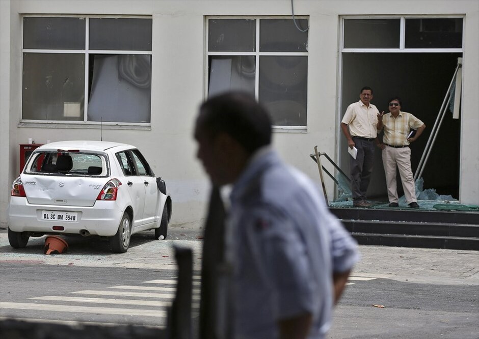 Ινδία: Αιματηρά επεισόδια σε εργοστάσιο αυτοκινήτων #6. Ενας άνθρωπος κάηκε ζωντανός και περισσότεροι από 40 τραυματίσθηκαν σε εργοστάσιο της ινδικής αυτοκινητοβιομηχανίας Maruti Suzuki κοντά στο Νέο Δελχί μετά από ταραχές. Εκανατοντάδες αστυνομικοί περιφρουρούν το εργοστάσιο και 88 άτομα συνελήφθησαν. Σύμφωνα με την Μaruti Suzuki, τα επεισόδια ξεκίνησαν χθες το πρωί όταν ένας εργάτης ξυλοκόπησε έναν επιστάτη. Τα συνδικάτα δε δέχθηκαν την τιμωρία του και εμπόδισαν τα στελέχη της εταιρείας να βγούν από το εργοστάσιο.