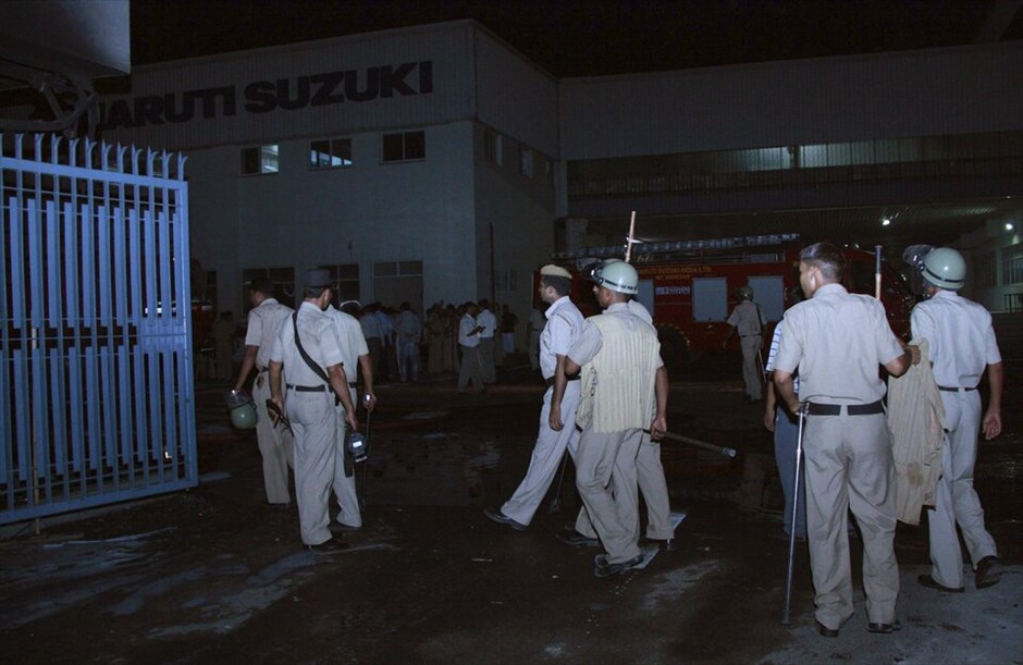 Ινδία: Αιματηρά επεισόδια σε εργοστάσιο αυτοκινήτων #9. Ενας άνθρωπος κάηκε ζωντανός και περισσότεροι από 40 τραυματίσθηκαν σε εργοστάσιο της ινδικής αυτοκινητοβιομηχανίας Maruti Suzuki κοντά στο Νέο Δελχί μετά από ταραχές. Εκανατοντάδες αστυνομικοί περιφρουρούν το εργοστάσιο και 88 άτομα συνελήφθησαν. Σύμφωνα με την Μaruti Suzuki, τα επεισόδια ξεκίνησαν χθες το πρωί όταν ένας εργάτης ξυλοκόπησε έναν επιστάτη. Τα συνδικάτα δε δέχθηκαν την τιμωρία του και εμπόδισαν τα στελέχη της εταιρείας να βγούν από το εργοστάσιο.