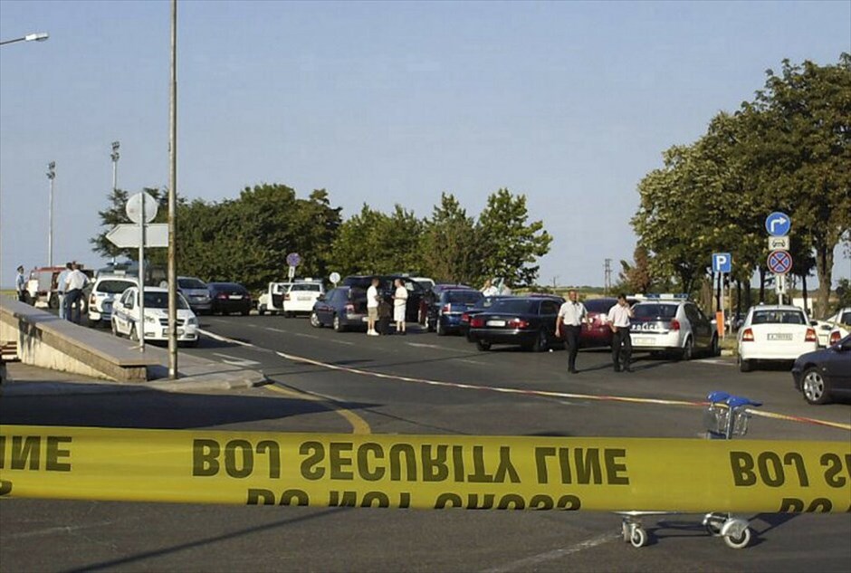 Βουλγαρία: Βομβιστική επίθεση σε λεωφορείο με ισραηλινούς τουρίστες #4. Πέντε άνθρωποι έχασαν τη ζωή τους και πάνω από 30 τραυματίστηκαν από έκρηξη που σημειώθηκε χθες το απόγευμα σε λεωφορείο με ισραηλινούς τουρίστες, στο πάρκινγκ του αεροδρομίου Μπουργκάς, στη Μαύρη Θάλασσα. Η έκρηξη που ήταν πολύ ισχυρή, οφείλεται σε βομβιστή αυτοκτονίας, ο οποίος επιτέθηκε στο λεωφορείο όπου επέβαιναν 39 τουρίστες. Είχαν έρθει με πτήση από το Τελ Αβιβ, για να επισκεφθούν καζίνο της Βουλγαρίας.