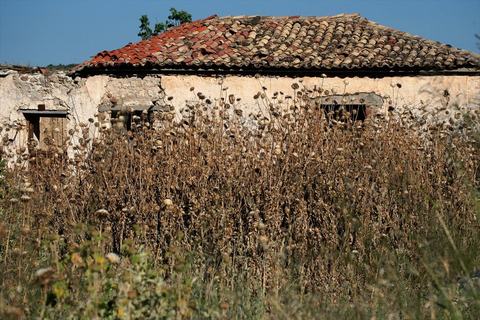 Κρυόβρυση, το εγκαταλελειμμένο χωριό του νομού Θεσπρωτίας #2. Το χωριό Κρυόβρυση (η παλιά Πέστιανη) του νομού Θεσπρωτίας παραμένει μέχρι σήμερα εγκαταλελειμμένο από το μεγάλο σεισμό του 1979. Όπως εξηγεί ο πρόεδρος του χωριού, μετά το σεισμό οι κάτοικοι διασκορπίστηκαν στα γύρω χωριά, αφού πρώτα για διάστημα δύο-τριών μηνών  έμειναν σε σκηνές. Καθώς τα χρόνια πέρασαν καμία κρατική πρόνοια δεν πάρθηκε για το «χτυπημένο» από τον Εγκέλαδο χωριό. Τους τελευταίους  μήνες  κάποιοι ξεκίνησαν δειλά - δειλά να εγκαθίστανται  μόνιμα στην Κρυόβρυση, ενώ κάποιοι άλλοι  πηγαινοέρχονται σχεδόν σε καθημερινή βάση, σε μια προσπάθεια να αποκαταστήσουν μόνοι τους τις ζημιές και να επιστρέψουν στον τόπο τους.