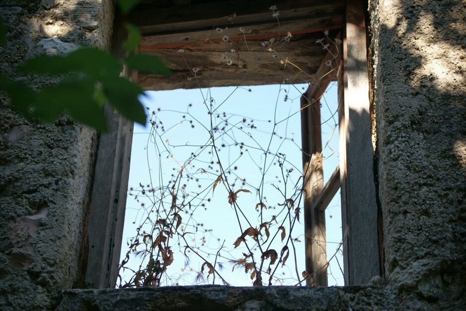 Κρυόβρυση, το εγκαταλελειμμένο χωριό του νομού Θεσπρωτίας #5. Το χωριό Κρυόβρυση (η παλιά Πέστιανη) του νομού Θεσπρωτίας παραμένει μέχρι σήμερα εγκαταλελειμμένο από το μεγάλο σεισμό του 1979. Όπως εξηγεί ο πρόεδρος του χωριού, μετά το σεισμό οι κάτοικοι διασκορπίστηκαν στα γύρω χωριά, αφού πρώτα για διάστημα δύο-τριών μηνών  έμειναν σε σκηνές. Καθώς τα χρόνια πέρασαν καμία κρατική πρόνοια δεν πάρθηκε για το «χτυπημένο» από τον Εγκέλαδο χωριό. Τους τελευταίους  μήνες  κάποιοι ξεκίνησαν δειλά - δειλά να εγκαθίστανται  μόνιμα στην Κρυόβρυση, ενώ κάποιοι άλλοι  πηγαινοέρχονται σχεδόν σε καθημερινή βάση, σε μια προσπάθεια να αποκαταστήσουν μόνοι τους τις ζημιές και να επιστρέψουν στον τόπο τους.