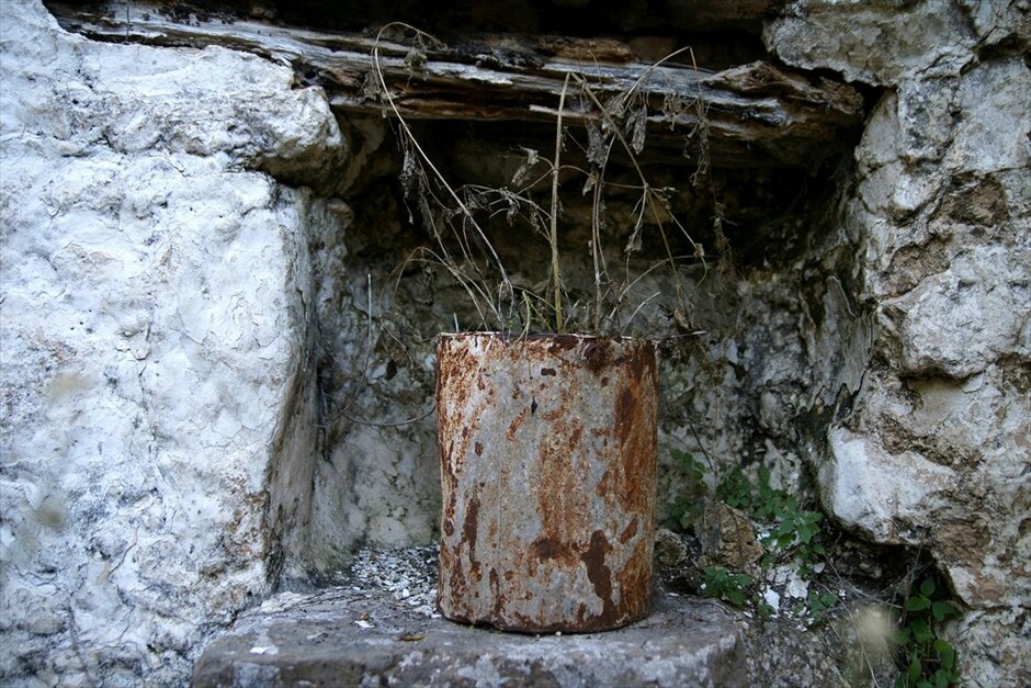 Κρυόβρυση, το εγκαταλελειμμένο χωριό του νομού Θεσπρωτίας #8. Το χωριό Κρυόβρυση (η παλιά Πέστιανη) του νομού Θεσπρωτίας παραμένει μέχρι σήμερα εγκαταλελειμμένο από το μεγάλο σεισμό του 1979. Όπως εξηγεί ο πρόεδρος του χωριού, μετά το σεισμό οι κάτοικοι διασκορπίστηκαν στα γύρω χωριά, αφού πρώτα για διάστημα δύο-τριών μηνών  έμειναν σε σκηνές. Καθώς τα χρόνια πέρασαν καμία κρατική πρόνοια δεν πάρθηκε για το «χτυπημένο» από τον Εγκέλαδο χωριό. Τους τελευταίους  μήνες  κάποιοι ξεκίνησαν δειλά - δειλά να εγκαθίστανται  μόνιμα στην Κρυόβρυση, ενώ κάποιοι άλλοι  πηγαινοέρχονται σχεδόν σε καθημερινή βάση, σε μια προσπάθεια να αποκαταστήσουν μόνοι τους τις ζημιές και να επιστρέψουν στον τόπο τους.