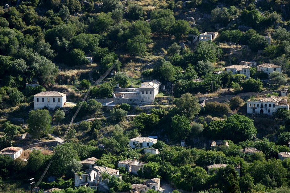 Κρυόβρυση, το εγκαταλελειμμένο χωριό του νομού Θεσπρωτίας #11. Το χωριό Κρυόβρυση (η παλιά Πέστιανη) του νομού Θεσπρωτίας παραμένει μέχρι σήμερα εγκαταλελειμμένο από το μεγάλο σεισμό του 1979. Όπως εξηγεί ο πρόεδρος του χωριού, μετά το σεισμό οι κάτοικοι διασκορπίστηκαν στα γύρω χωριά, αφού πρώτα για διάστημα δύο-τριών μηνών  έμειναν σε σκηνές. Καθώς τα χρόνια πέρασαν καμία κρατική πρόνοια δεν πάρθηκε για το «χτυπημένο» από τον Εγκέλαδο χωριό. Τους τελευταίους  μήνες  κάποιοι ξεκίνησαν δειλά - δειλά να εγκαθίστανται  μόνιμα στην Κρυόβρυση, ενώ κάποιοι άλλοι  πηγαινοέρχονται σχεδόν σε καθημερινή βάση, σε μια προσπάθεια να αποκαταστήσουν μόνοι τους τις ζημιές και να επιστρέψουν στον τόπο τους.