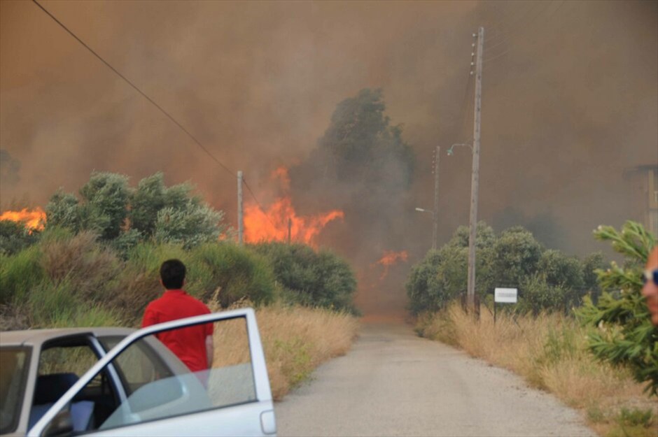 Μαίνεται η φωτιά στην Αχαΐα #16. Ανεξέλεγκτη εξακολουθεί να μαίνεται η πυρκαγιά που εκδηλώθηκε τα ξημερώματα στα Αργυρά Αχαΐας, λόγω των ισχυρών ανέμων που πνέουν στην περιοχή. Οι φλόγες έχουν πλησιάσει επικίνδυνα τους οικισμούς Κάτω Καστρίτσι και Πλατάνι.