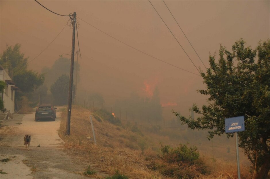 Μαίνεται η φωτιά στην Αχαΐα #18. Ανεξέλεγκτη εξακολουθεί να μαίνεται η πυρκαγιά που εκδηλώθηκε τα ξημερώματα στα Αργυρά Αχαΐας, λόγω των ισχυρών ανέμων που πνέουν στην περιοχή. Οι φλόγες έχουν πλησιάσει επικίνδυνα τους οικισμούς Κάτω Καστρίτσι και Πλατάνι.