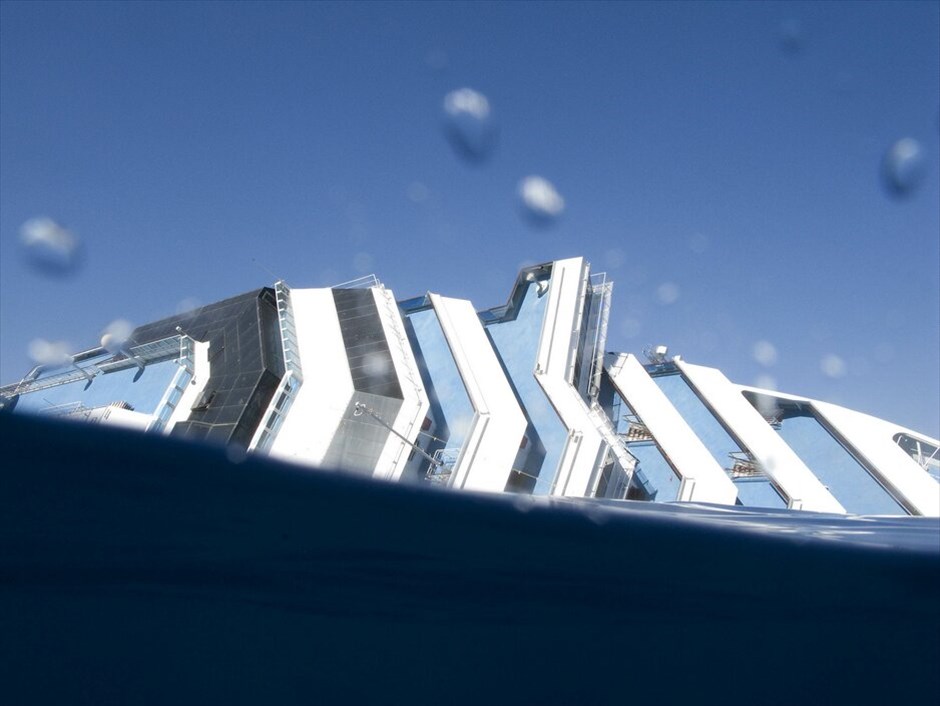 Costa Concordia: Το μισοβυθισμένο ναυάγιο #1. Το μισοβυθισμένο Costa Concordia της εταιρείας Costa Crociere βρίσκεται ακόμη κοντά στο νησί Τζίλιο, στην Τοσκάνη της Ιταλίας.