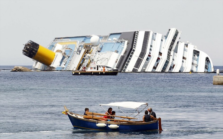 Costa Concordia: Το μισοβυθισμένο ναυάγιο #2. Περισσότερο από έξι μήνες το κρουαζιερόπλοιο μήκους 290 μέτρων αποτελεί σημείο αναφοράς για τους τουρίστες της περιοχής.